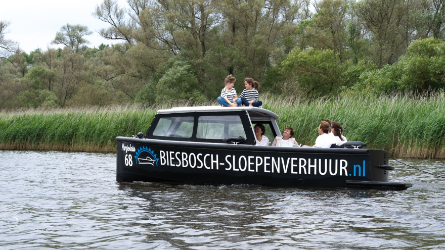 10 persoons sloep aan het varen in De Biesbosch bij Drimmelen