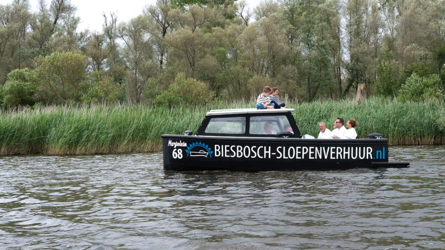 10 persoons sloep aan het varen in De Biesbosch